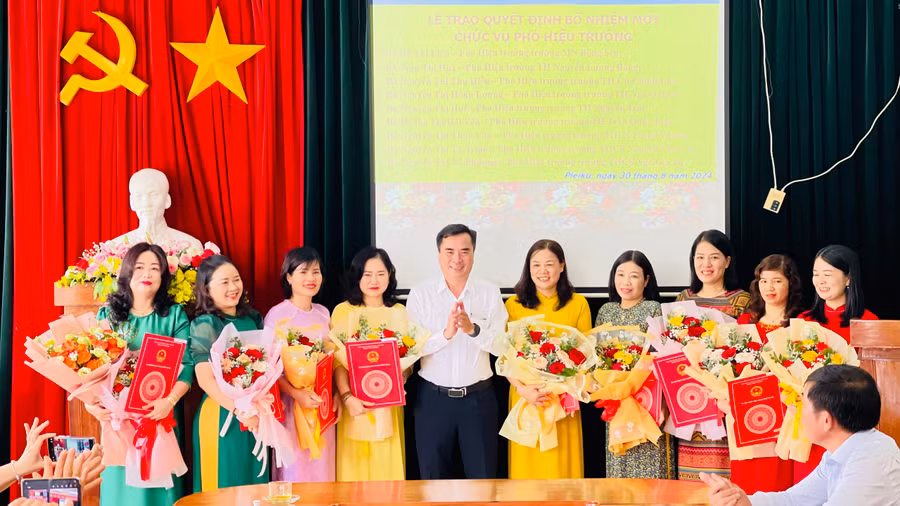 Phó Chủ tịch UBND TP. Pleiku Nguyễn Hữu Sung trao quyết định của Chủ tịch UBND TP. Pleiku điều động, bổ nhiệm chức vụ đối với 10 cán bộ quản lý trường học. Ảnh: Bá Bính