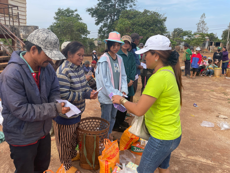 Đoàn tặng quà cho người dân thị trấn Đak Đoa. Ảnh: Hồng Ngọc Đoàn tặng quà cho người dân thị trấn Đak Đoa. Ảnh: Hồng Ngọc