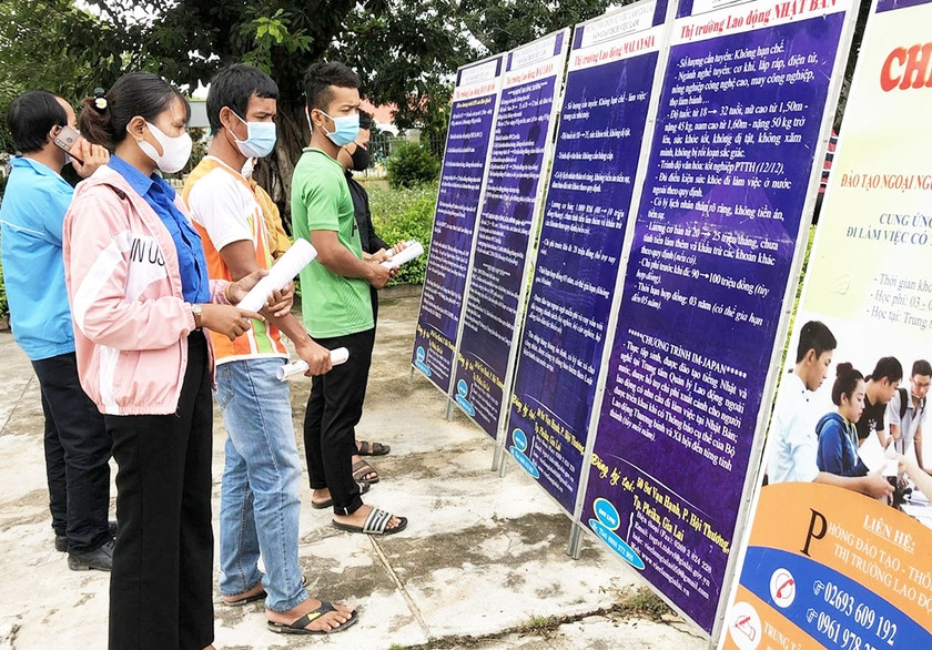 Người lao động huyện Krông Pa tìm hiểu thông tin việc làm. Ảnh: Đinh Yến
