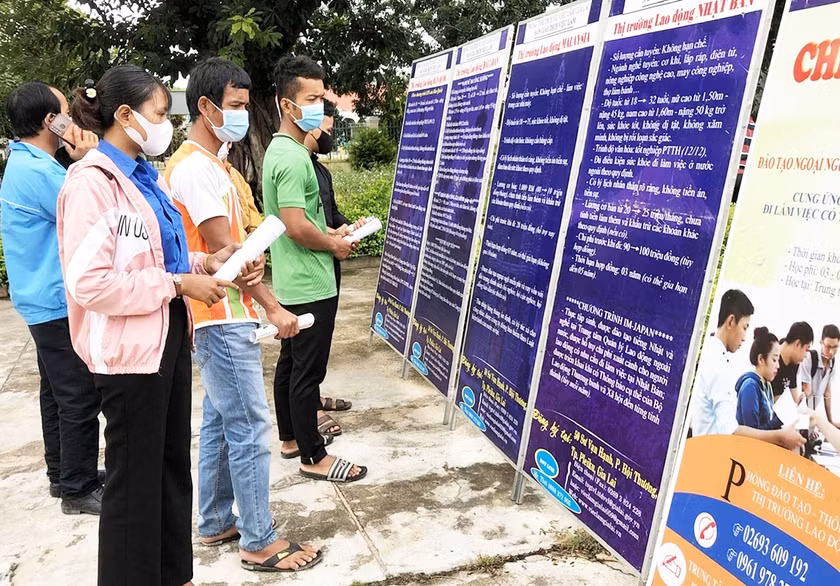 Người lao động huyện Krông Pa tìm hiểu thông tin việc làm. Ảnh: Đinh Yến