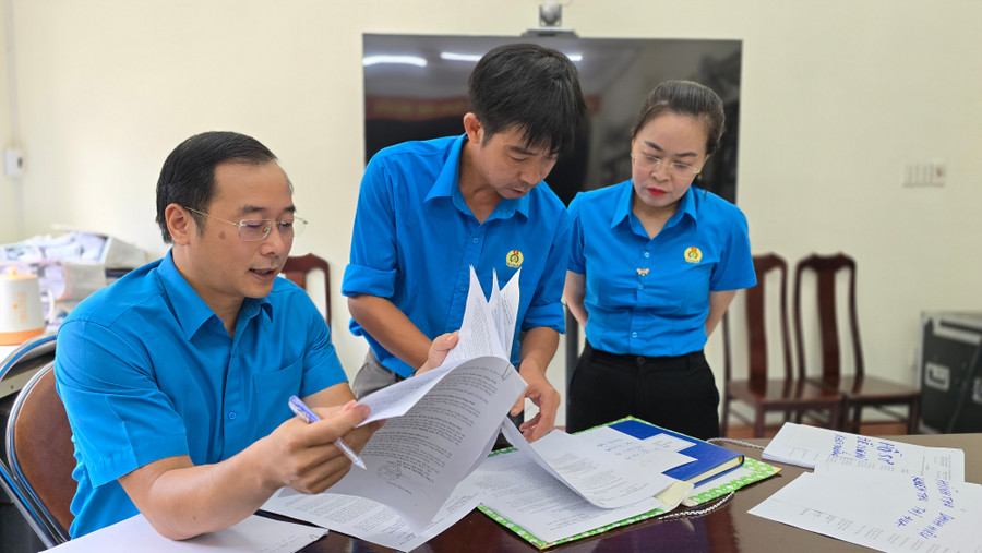 Thành viên đoàn giám sát kiểm tra hồ sơ liên quan đến công tác thi đua, khen thưởng của LĐLĐ TP. Pleiku. Ảnh: Bá Bính Thành viên đoàn giám sát kiểm tra hồ sơ liên quan đến công tác thi đua, khen thưởng của LĐLĐ TP. Pleiku. Ảnh: Bá Bính