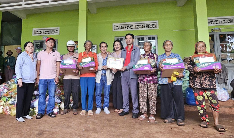 Đoàn công tác tặng quà cho người nghèo, đồng bào dân tộc thiểu số khó khăn tại xã Chư Don, huyện Chư Pưh. Ảnh: Hồng Ngọc Đoàn công tác tặng quà cho người nghèo, đồng bào dân tộc thiểu số khó khăn tại xã Chư Don, huyện Chư Pưh. Ảnh: Hồng Ngọc