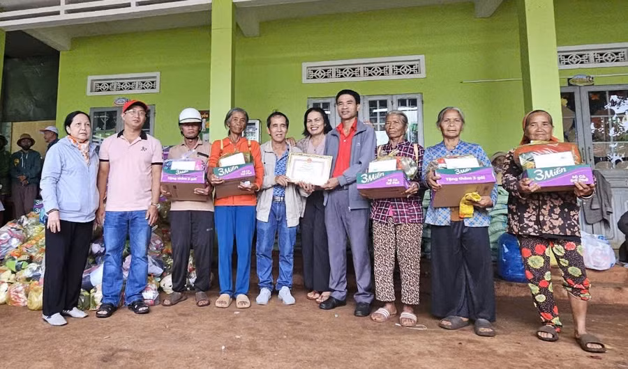 Đoàn công tác tặng quà cho người nghèo, đồng bào dân tộc thiểu số khó khăn tại xã Chư Don, huyện Chư Pưh. Ảnh: Hồng Ngọc