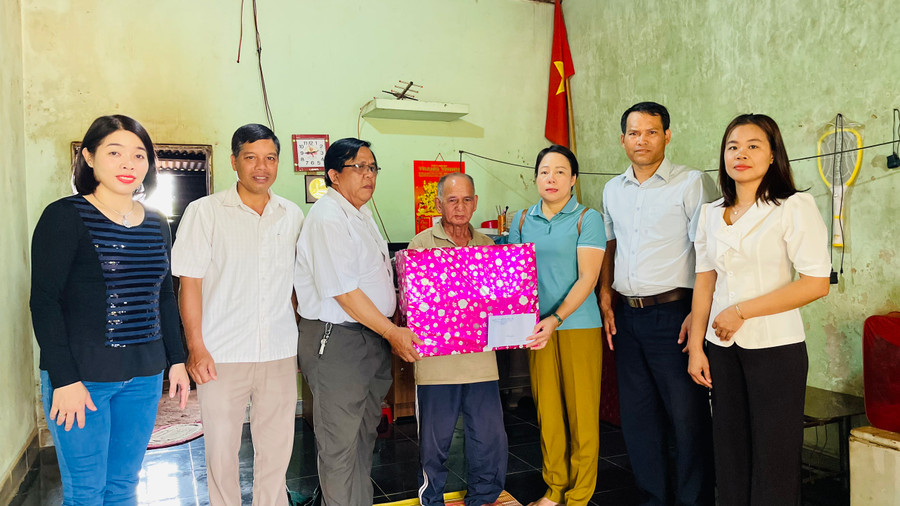 Dịp này, Đảng bộ phường Trà Bá tặng quà 5 gia đình có công với cách mạng tại xã Gào. Ảnh: Bá Bính