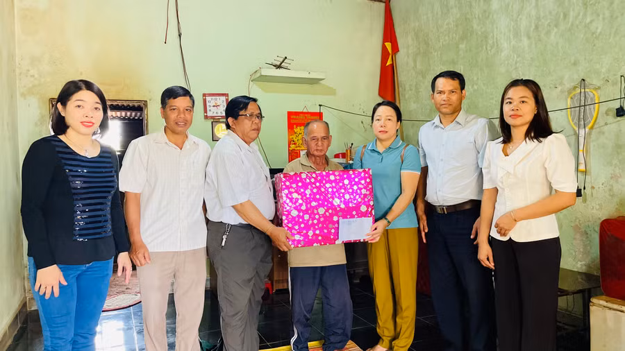 Dịp này, Đảng bộ phường Trà Bá tặng quà 5 gia đình có công với cách mạng tại xã Gào. Ảnh: Bá Bính