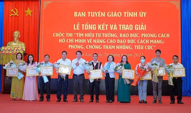 Ban Tổ chức trao giải cho các cá nhân đoạt nhiều giải thưởng qua các kỳ thi. Ảnh tư liệu