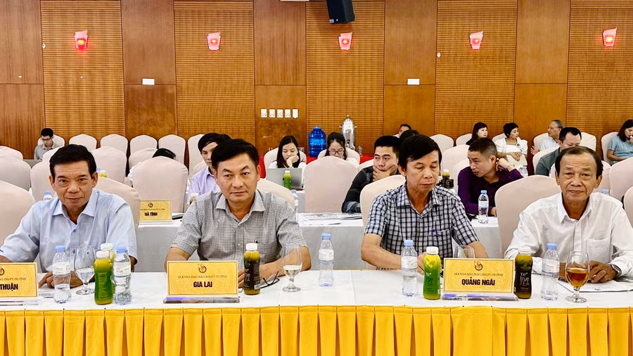 Nhà báo Huỳnh Kiên (thứ 2 từ trái sang)-Tổng Biên tập Báo Gia Lai, Chủ tịch Hội Nhà báo tỉnh tham dự hội nghị. Ảnh: Nhất Phương