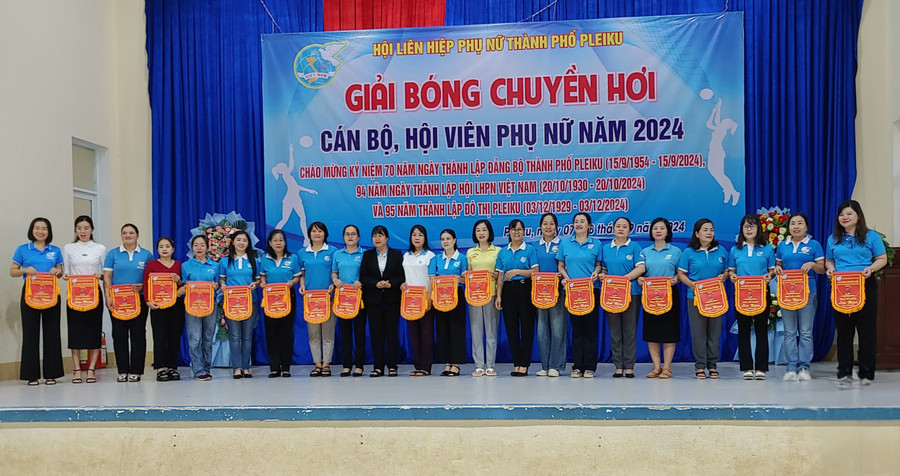 Ban tổ chức trao cờ lưu niệm cho đại diện các Hội Liên hiệp phụ nữ cơ sở. Ảnh: Bá Bính