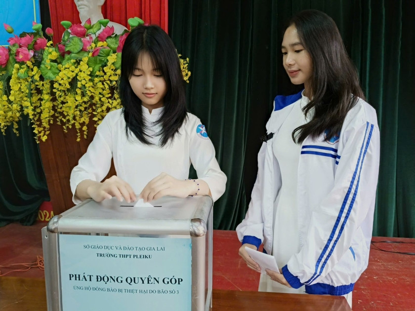 Học sinh Trường THPT Pleiku quyên góp tiền hỗ trợ người dân bị ảnh hưởng bão, lũ ở các tỉnh phía Bắc. Ảnh: Đ.Y Học sinh Trường THPT Pleiku quyên góp tiền hỗ trợ người dân bị ảnh hưởng bão, lũ ở các tỉnh phía Bắc. Ảnh: Đ.Y