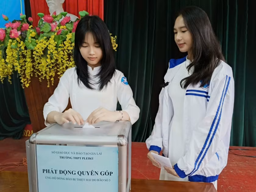 Học sinh Trường THPT Pleiku quyên góp tiền hỗ trợ người dân bị ảnh hưởng bão, lũ ở các tỉnh phía Bắc. Ảnh: Đ.Y