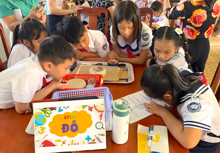 Học sinh lớp 4 (Trường Tiểu học Võ Thị Sáu, phường Tây Sơn, thị xã An Khê) hào hứng tham gia tiết học STEM môn Âm nhạc. Ảnh: Mộc Trà