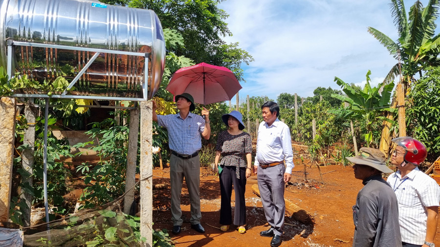 Đoàn giám sát kiểm tra việc sử dụng bồn chứa nước được cấp tại xã Đak Djrăng, huyện mang Yang. Ảnh Hà Phương Đoàn giám sát kiểm tra việc sử dụng bồn chứa nước được cấp tại xã Đak Djrăng, huyện mang Yang. Ảnh Hà Phương