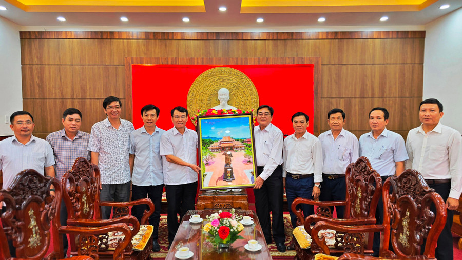 Đoàn công tác thăm Huyện ủy Tây Sơn (tỉnh Bình Định). Ảnh Bá Bính Đoàn công tác thăm Huyện ủy Tây Sơn (tỉnh Bình Định). Ảnh Bá Bính