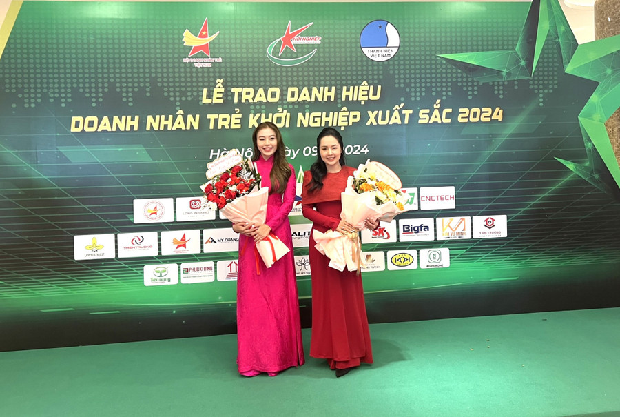 Chị Phan Thị Huyền Trang (bên trái) và chị Phan Nguyễn Hoài Thương được vinh danh tại lễ trao danh hiệu Doanh nhân trẻ khởi nghiệp xuất sắc năm 2024. Ảnh: H.T Chị Phan Thị Huyền Trang (bên trái) và chị Phan Nguyễn Hoài Thương được vinh danh tại lễ trao danh hiệu Doanh nhân trẻ khởi nghiệp xuất sắc năm 2024. Ảnh: H.T