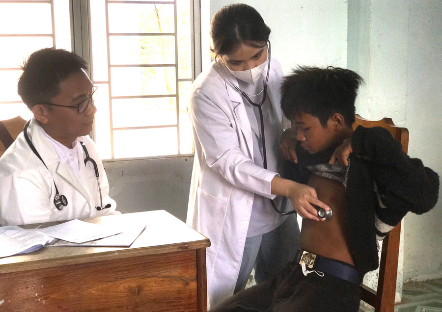 Đoàn công tác đã khám bệnh, cấp thuốc miễn phí cho 800 người dân xã Ia Mlah. Ảnh: Hà Thành