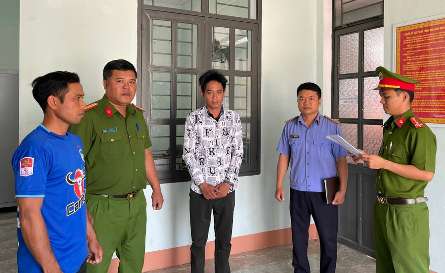 Cơ quan chức năng đọc lệnh bắt bị can Phan Văn Hiều (đứng giữa) vì gây tai nạn giao thông làm 1 người chết. Ảnh: Lan Anh Cơ quan chức năng đọc lệnh bắt bị can Phan Văn Hiều (đứng giữa) vì gây tai nạn giao thông làm 1 người chết. Ảnh: Lan Anh