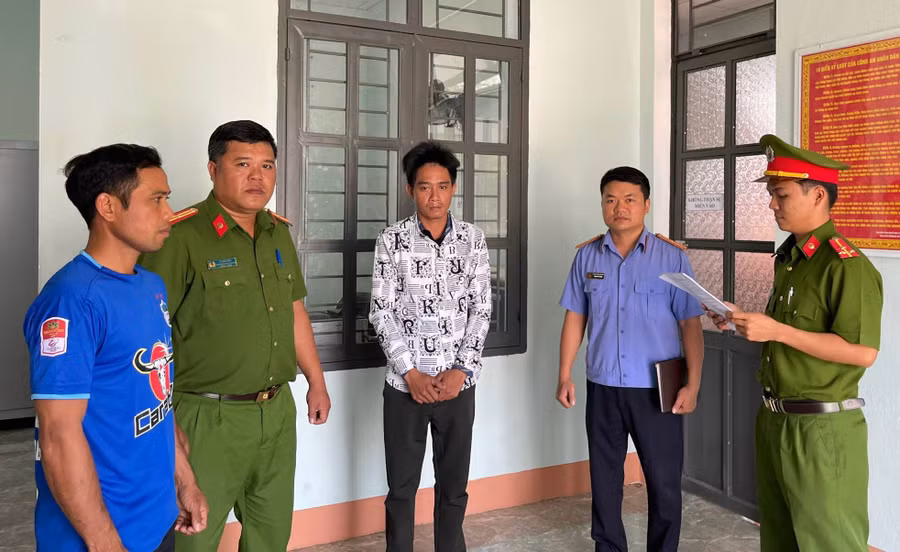 Cơ quan chức năng đọc lệnh bắt bị can Phan Văn Hiều (đứng giữa) vì gây tai nạn giao thông làm 1 người chết. Ảnh: Lan Anh