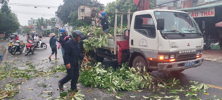 Ngay sau khi sự việc xảy ra, lực lượng chức năng đã nhanh chóng có mặt để cắt cây, dọn dẹp, giải tỏa ách tắc giao thông. Ảnh: Trần Đức Ngay sau khi sự việc xảy ra, lực lượng chức năng đã nhanh chóng có mặt để cắt cây, dọn dẹp, giải tỏa ách tắc giao thông. Ảnh: Trần Đức