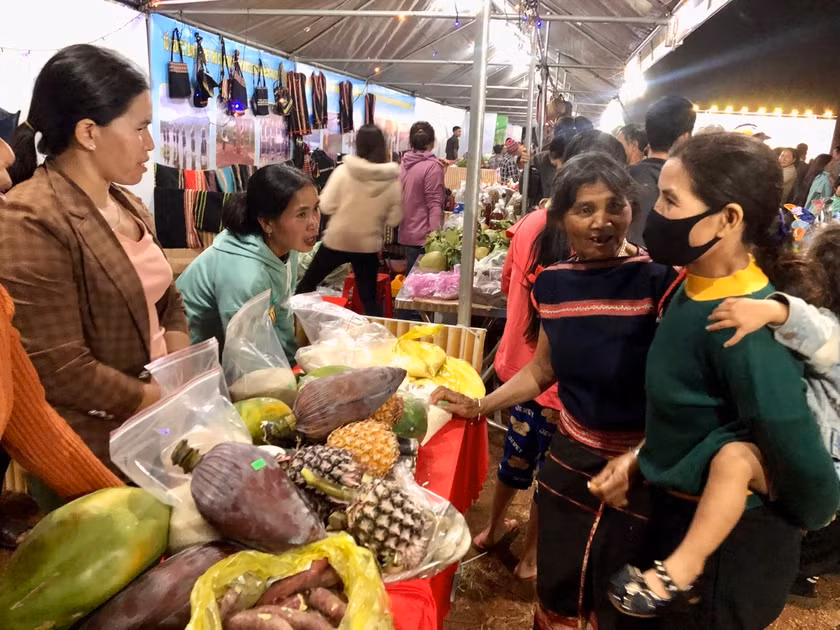Các sản phẩm đặc trưng của người địa phương được đưa đến Hội chợ. Ảnh: Lê Nam