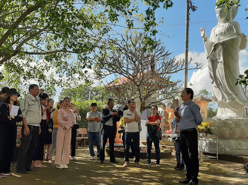 Sở Văn hóa-Thể thao và Du lịch thực hiện cắt giảm thời gian giải quyết đối với thủ tục cấp đổi thẻ hướng dẫn viên du lịch quốc tế, thẻ hướng dẫn viên du lịch nội địa. Ảnh: Hoàng Ngọc Sở Văn hóa-Thể thao và Du lịch thực hiện cắt giảm thời gian giải quyết đối với thủ tục cấp đổi thẻ hướng dẫn viên du lịch quốc tế, thẻ hướng dẫn viên du lịch nội địa. Ảnh: Hoàng Ngọc