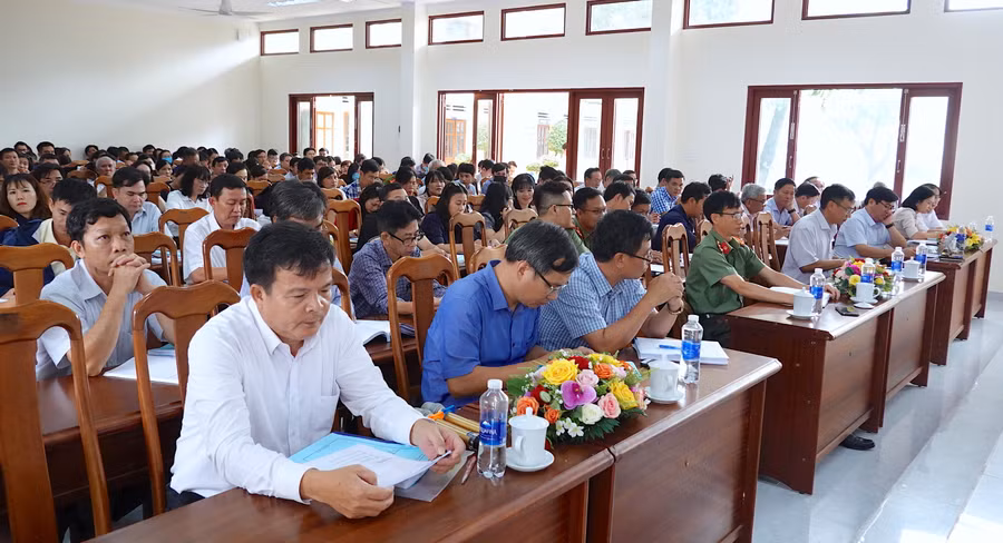 Hơn 200 giáo viên được tập huấn công tác thi tốt nghiệp THPT năm 2023. Ảnh: Mộc Trà Hơn 200 giáo viên được tập huấn công tác thi tốt nghiệp THPT năm 2023. Ảnh: Mộc Trà