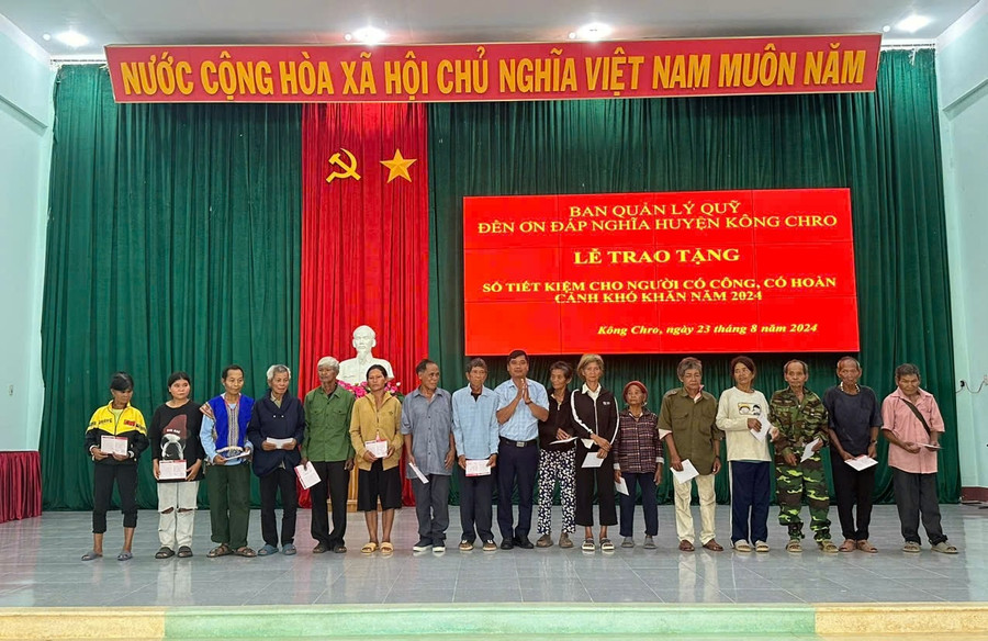 Lãnh đạo UBND huyện Kông Chro trao sổ tiết kiệm cho các gia đình chính sách, người có công. Ảnh: Thúy Ngọ