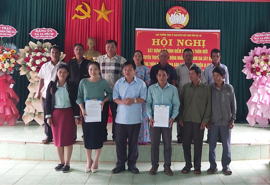 Ban vận động mô hình điểm về nông thôn mới xã Ia Pếch ra mắt tại hội nghị. Ảnh: Ngọc Anh Ban vận động mô hình điểm về nông thôn mới xã Ia Pếch ra mắt tại hội nghị. Ảnh: Ngọc Anh