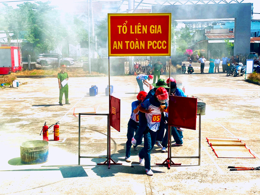 Các đội thực hiện phần thi thực hành chuyển cứu người bị nạn ra khỏi đám cháy. Ảnh: Nguyễn Sang Các đội thực hiện phần thi thực hành chuyển cứu người bị nạn ra khỏi đám cháy. Ảnh: Nguyễn Sang