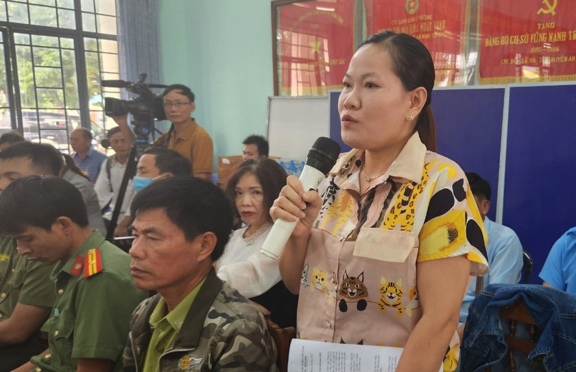 Cử tri Nguyễn Thị Hồng (thôn 1, xã Hà Tam) nêu ý kiến tại buổi tiếp xúc. Ảnh: Ngọc Sang Cử tri Nguyễn Thị Hồng (thôn 1, xã Hà Tam) nêu ý kiến tại buổi tiếp xúc. Ảnh: Ngọc Sang