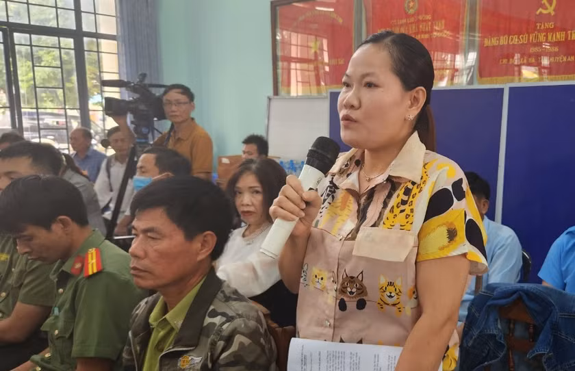 Cử tri Nguyễn Thị Hồng (thôn 1, xã Hà Tam) nêu ý kiến tại buổi tiếp xúc. Ảnh: Ngọc Sang