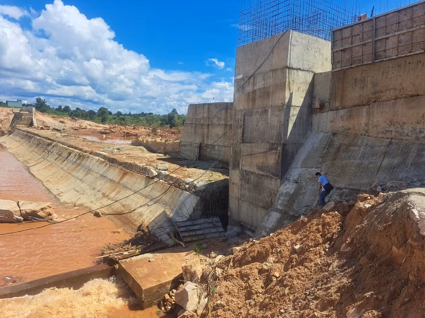 Một đoạn đập tràn công trình Thủy điện Ia Glae 2 (xã Ia Ga, huyện Chư Prông) bị nước lũ cuốn trôi. Ảnh: Lê Nam