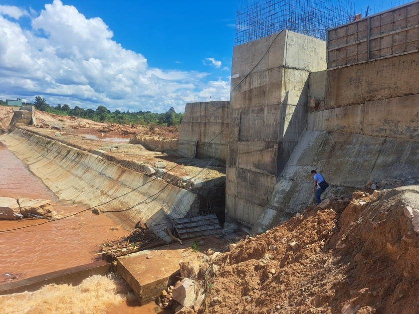 Một đoạn đập tràn công trình Thủy điện Ia Glae 2 (xã Ia Ga, huyện Chư Prông) bị nước lũ cuốn trôi. Ảnh: Lê Nam Một đoạn đập tràn công trình Thủy điện Ia Glae 2 (xã Ia Ga, huyện Chư Prông) bị nước lũ cuốn trôi. Ảnh: Lê Nam