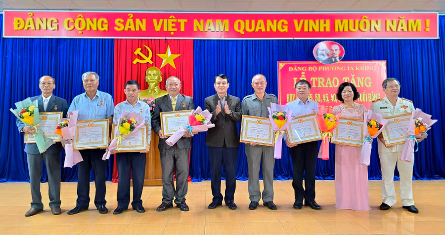 Bí thư Thành ủy Pleiku Trịnh Duy Thuân trao Huy hiệu Đảng 40 năm cho các đảng viên. Ảnh: Bá Bính