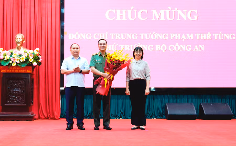 Lãnh đạo Tỉnh ủy, UBND tỉnh Gia Lai tặng hoa chúc mừng Trung tướng Phạm Thế Tùng có chuyến công tác đầu tiên tại tỉnh trong vai trò Thứ trưởng Bộ Công an. Ảnh: Hữu Trường