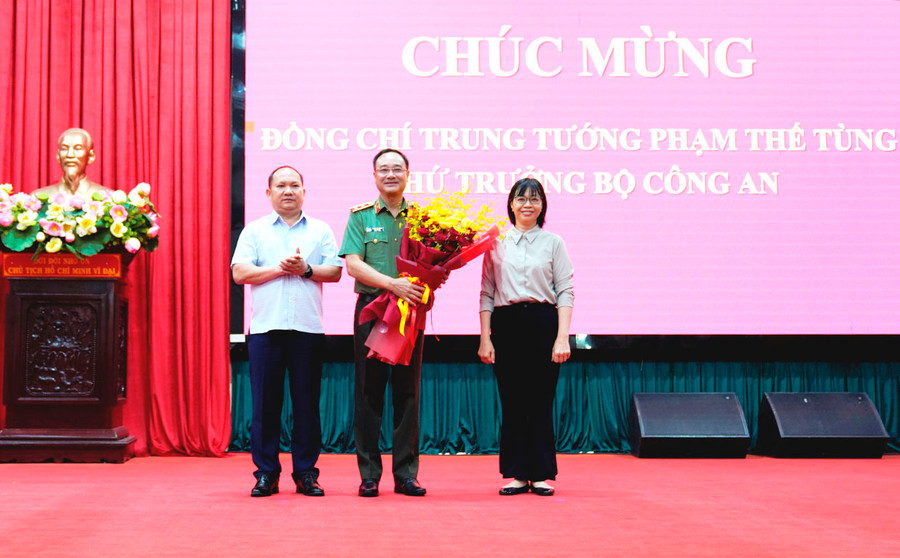 Lãnh đạo Tỉnh ủy, UBND tỉnh Gia Lai tặng hoa chúc mừng Trung tướng Phạm Thế Tùng có chuyến công tác đầu tiên tại tỉnh trong vai trò Thứ trưởng Bộ Công an. Ảnh: Hữu Trường