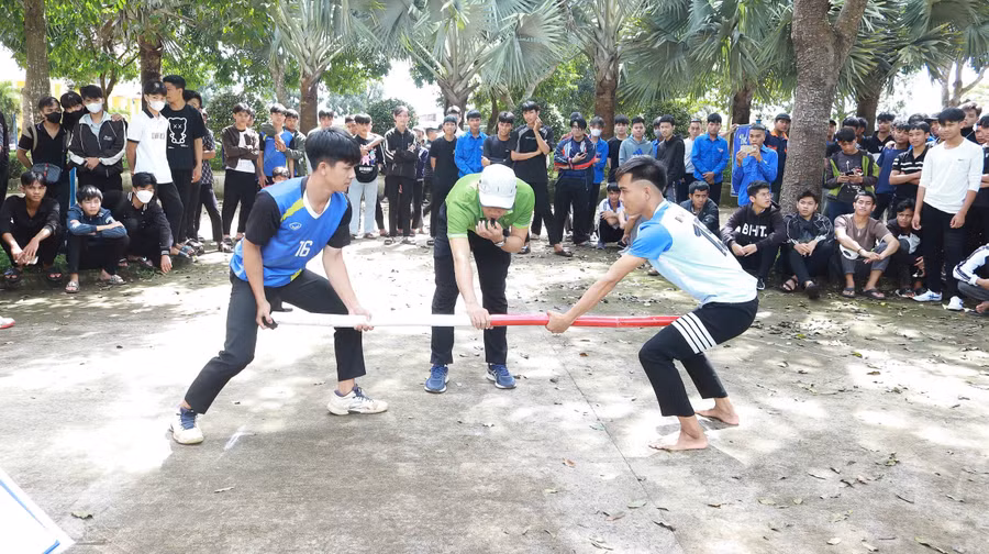 Các vận động viên tranh tài ở môn đẩy gậy. Ảnh: Nguyễn Thảo