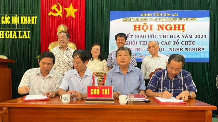 Các đơn vị thành viên Khối thi đua các tổ chức chính trị-xã hội-nghề nghiệp tỉnh Gia Lai ký kết giao ước thi đua. Ảnh: Lam Nguyên