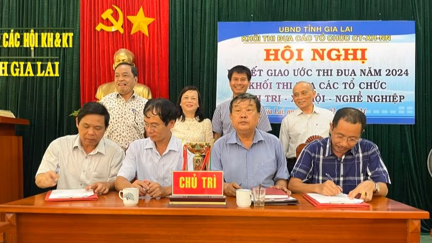 Các đơn vị thành viên Khối thi đua các tổ chức chính trị-xã hội-nghề nghiệp tỉnh Gia Lai ký kết giao ước thi đua. Ảnh: Lam Nguyên