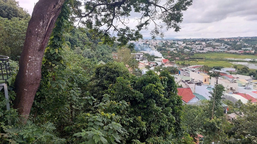 Đồi đất từ đường Tô Vĩnh Diện nhìn xuống hẻm 58 có nguy cơ sạt lở đất. Ảnh: N.D Đồi đất từ đường Tô Vĩnh Diện nhìn xuống hẻm 58 có nguy cơ sạt lở đất. Ảnh: N.D