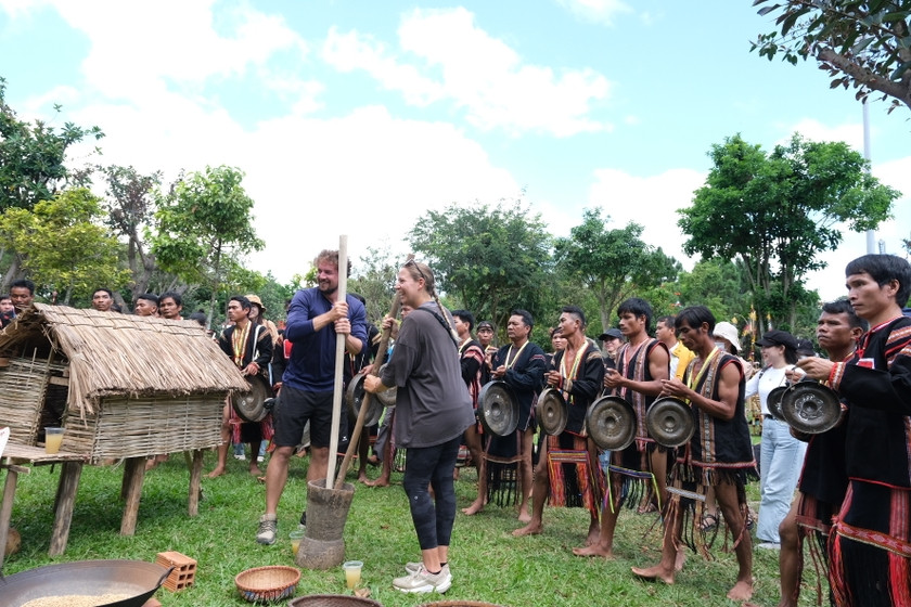 Du khách quốc tế trải nghiệm các hoạt động trong Festival văn hóa cồng chiêng Tây Nguyên tại Gia Lai năm 2023. Ảnh: Hoàng Ngọc