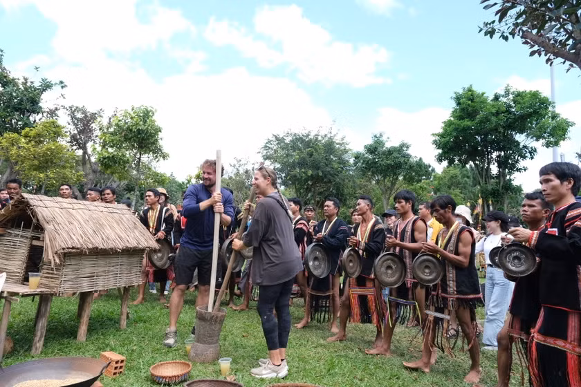Du khách quốc tế trải nghiệm các hoạt động trong Festival văn hóa cồng chiêng Tây Nguyên tại Gia Lai năm 2023. Ảnh: Hoàng Ngọc