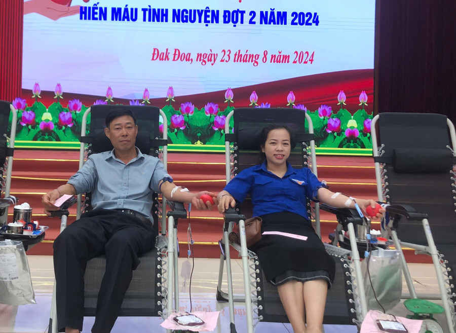 Cán bộ, người dân huyện Đak Đoa tham gia hiến máu tình nguyện. Ảnh: Hồng Ngọc