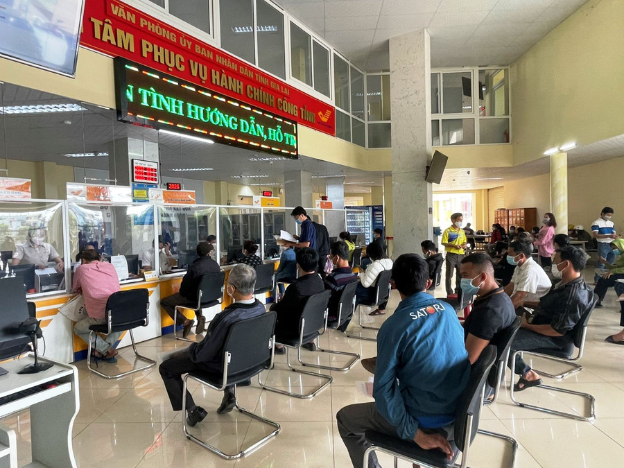 Người dân đến nộp hồ sơ thủ tục hành chính tại Trung tâm Phục vụ hành chính công tỉnh. Ảnh: Phương Vi