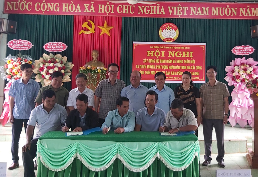 Đại diện các hộ gia đình, khu dân cư trên địa bàn xã Ia Pếch ký cam kết tham gia xây dựng nông thôn mới. Ảnh: Ngọc Anh Đại diện các hộ gia đình, khu dân cư trên địa bàn xã Ia Pếch ký cam kết tham gia xây dựng nông thôn mới. Ảnh: Ngọc Anh