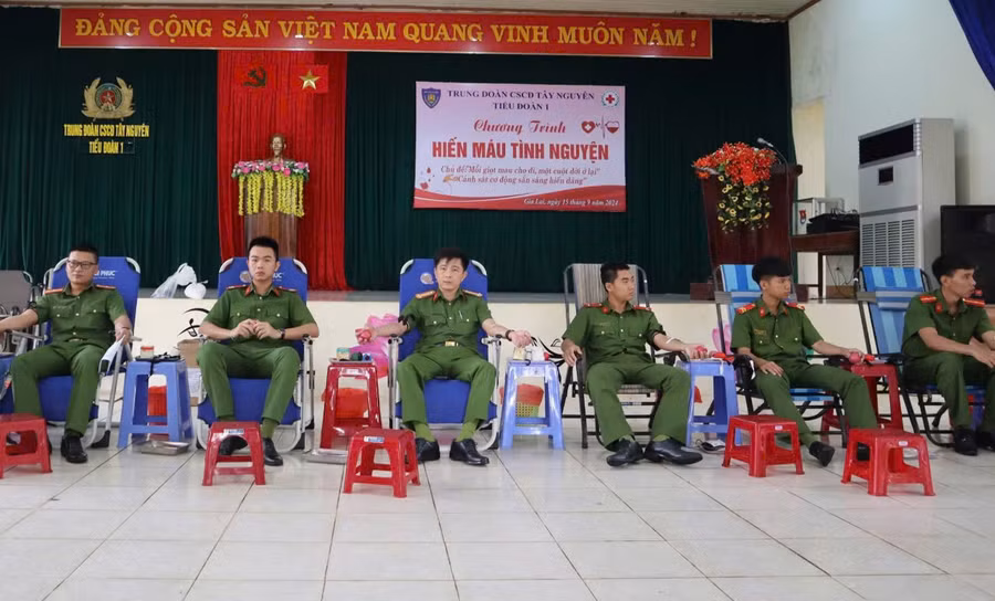 Cán bộ, chiến sĩ Tiểu đoàn Cảnh sát cơ động số 01 hưởng ứng phong trào hiến máu tình nguyện. Ảnh: Hồng Ngọc