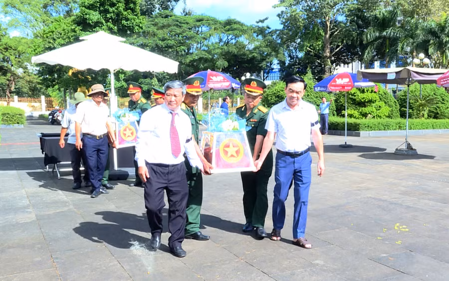 Các đại biểu tiễn đưa hài cốt liệt sĩ về an táng tại Nghĩa trang liệt sĩ tỉnh. Ảnh: K.P