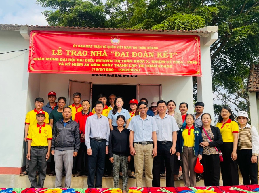 Đại diện các cơ quan, đơn vị tại lễ bàn giao nhà “Đại đoàn kết” cho gia đình bà Đinh Thị Chol (làng Groi). Ảnh: Lê Đại Đại diện các cơ quan, đơn vị tại lễ bàn giao nhà “Đại đoàn kết” cho gia đình bà Đinh Thị Chol (làng Groi). Ảnh: Lê Đại