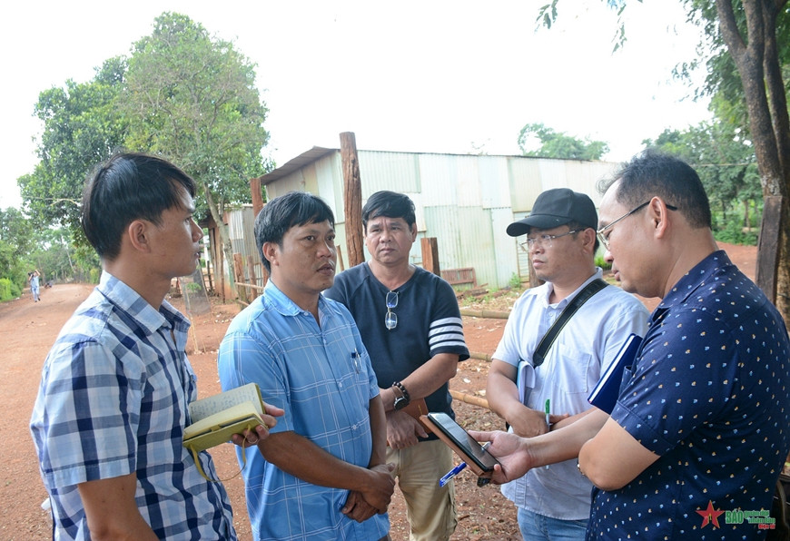 Các phóng viên báo chí Gia Lai tác nghiệp tại huyện Chư Pưh. Ảnh: N.A.S