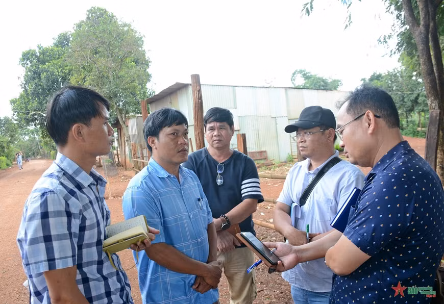 Các phóng viên báo chí Gia Lai tác nghiệp tại huyện Chư Pưh. Ảnh: N.A.S