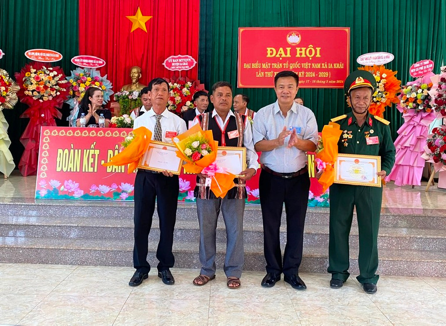 Chủ tịch UBND xã Ia Krái Lê Đức Tấn tặng giấy khen cho các cá nhân hoàn thành xuất sắc công tác Mặt trận nhiệm kỳ 2019-2024. Ảnh: Phương Lộc Chủ tịch UBND xã Ia Krái Lê Đức Tấn tặng giấy khen cho các cá nhân hoàn thành xuất sắc công tác Mặt trận nhiệm kỳ 2019-2024. Ảnh: Phương Lộc